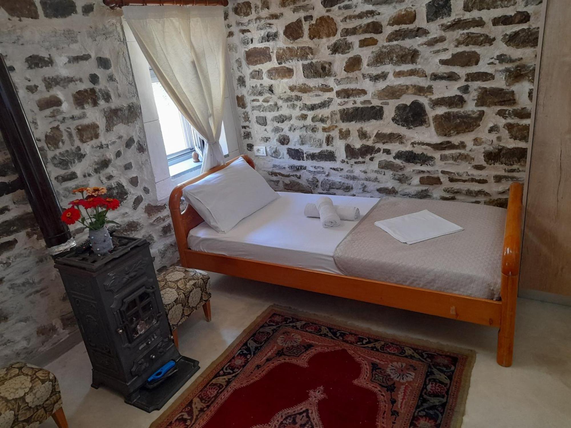 Villa Stone House à Kelcyre Extérieur photo